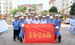 集團公司團委為洛陽市濱河新村改造項目青年突擊隊授旗！
